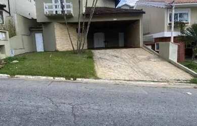 Imagem: A casa em condomínio e possui 4 Dormitórios, 2 Banheiros