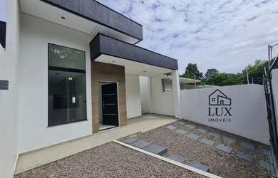 Imagem: A casa possui 2 Dormitórios, 2 Banheiros, 2 Vagas na garagem