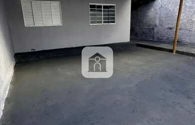 Imagem: A casa possui 2 Dormitórios, 1 Banheiro, 2 Vagas na garagem