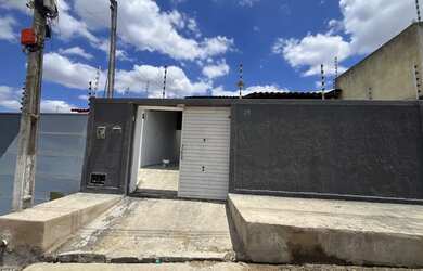 Imagem: A casa possui 2 Dormitórios, 2 Banheiros, 2 Vagas na garagem