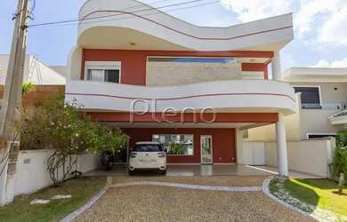 Imagem: A casa em condomínio possui 5 Dormitórios, 3 Banheiros, 5