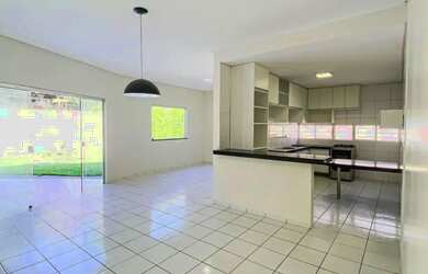 Imagem: A casa possui 3 Dormitórios, 2 Banheiros, 5 Vagas na garagem