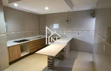 Imagem: A casa possui 4 Dormitórios, 3 Banheiros, 4 Vagas na garagem