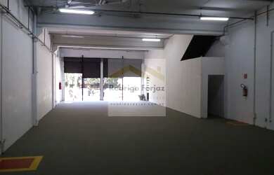 Imagem: O depósito possui 5 Vagas na garagem, 800m² de Área e está