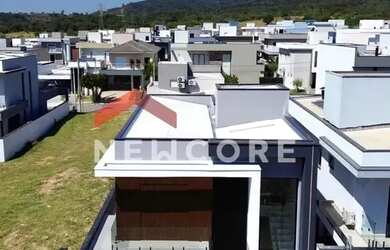 Imagem: A casa em condomínio possui 4 Dormitórios, 5 Banheiros, 2