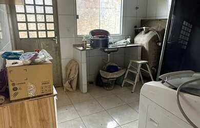 Imagem: A casa possui 2 Dormitórios, 1 Banheiro, 2 Vagas na garagem