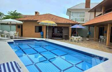 Imagem: A casa possui 5 Dormitórios, 4 Banheiros, 4 Vagas na garagem