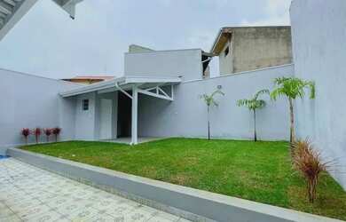 Imagem: A casa possui 3 Dormitórios, 3 Banheiros, 4 Vagas na garagem