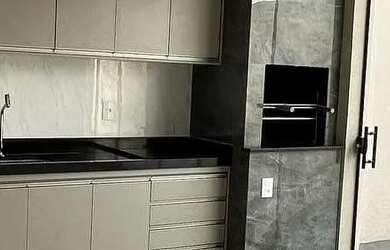 Imagem: A casa possui 2 Dormitórios, 2 Banheiros, 2 Vagas na garagem