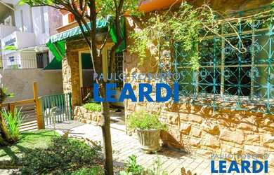 Imagem: A casa possui 3 Dormitórios, 2 Banheiros, 4 Vagas na garagem