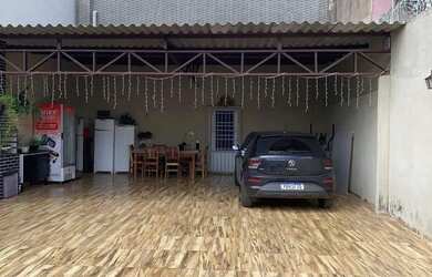 Imagem: A casa possui 4 Dormitórios, 2 Banheiros, 2 Vagas na garagem