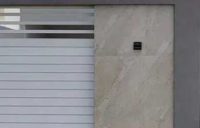 Imagem: A casa possui 2 Dormitórios, 2 Banheiros, 2 Vagas na garagem