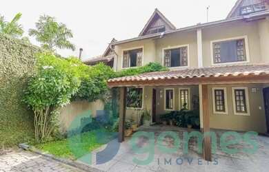 Imagem: A casa possui 3 Dormitórios, 3 Banheiros, 1 Vaga na garagem