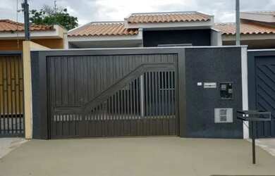 Imagem: A casa possui 2 Dormitórios, 2 Banheiros, 2 Vagas na garagem