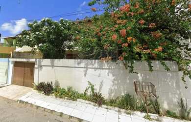 Imagem: A casa possui 3 Dormitórios, 1 Banheiro, 4 Vagas na garagem