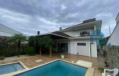 Imagem: A casa possui 3 Dormitórios, 4 Banheiros, 3 Vagas na garagem