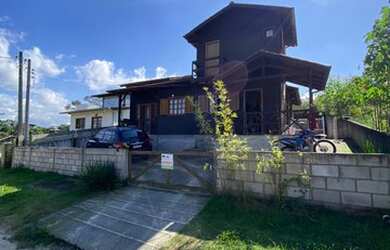 Imagem: A casa possui 4 Dormitórios, 2 Banheiros, 2 Vagas na garagem