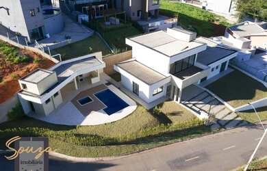 Imagem: A casa possui 3 Dormitórios, 4 Banheiros, 320m² de Área e