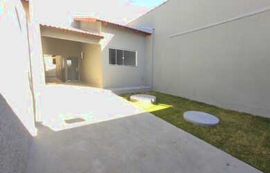 Imagem: A casa possui 3 Dormitórios, 2 Banheiros, 2 Vagas na garagem