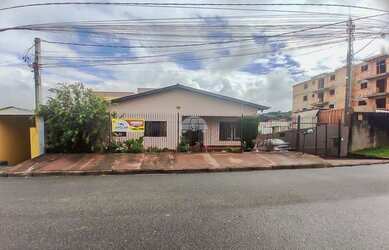 Imagem: A casa possui 4 Dormitórios, 2 Banheiros, 2 Vagas na garagem