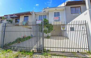 Imagem: A casa possui 2 Dormitórios, 2 Banheiros, 3 Vagas na garagem