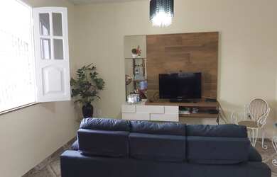 Imagem: A casa possui 3 Dormitórios, 2 Banheiros, 1 Vaga na garagem