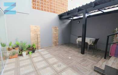 Imagem: A casa possui 2 Dormitórios, 3 Banheiros, 2 Vagas na garagem