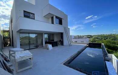 Imagem: A casa em condomínio possui 4 Dormitórios, 5 Banheiros, 4