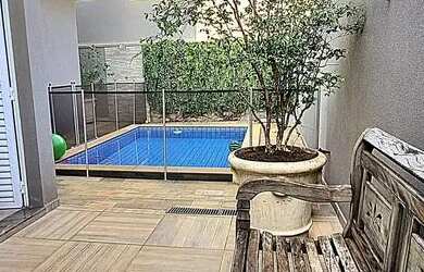 Imagem: A casa em condomínio possui 4 Dormitórios, 5 Banheiros, 4