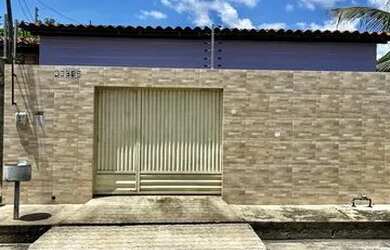 Imagem: A casa possui 3 Dormitórios, 1 Banheiro, 2 Vagas na garagem