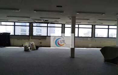 Imagem: O depósito possui 1 Vaga na garagem, 330m² de Área e está