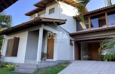 Imagem: A casa possui 3 Dormitórios, 3 Banheiros, 2 Vagas na garagem