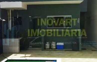 Imagem: A casa possui 3 Dormitórios, 1 Banheiro, 1 Vaga na garagem