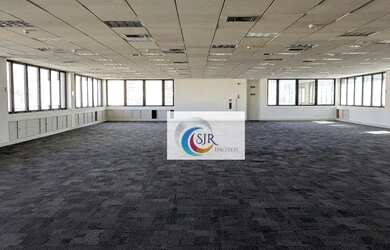 Imagem: O depósito possui 5 Vagas na garagem e 526m² de Área e está