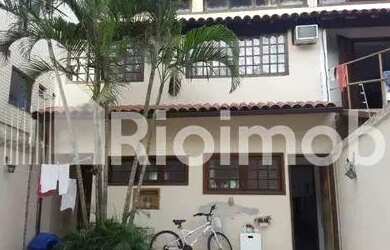 Imagem: A casa possui 4 Dormitórios, 5 Banheiros, 3 Vagas na garagem