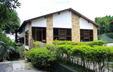 Imagem: A casa em condomínio à venda possui 5 Dormitórios, 5 Banheiros