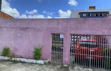 Imagem: A casa possui 3 Dormitórios, 1 Banheiro e está localizado