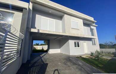 Imagem: A casa possui 3 Dormitórios, 3 Banheiros, 2 Vagas na garagem