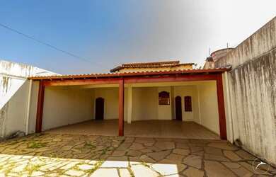 Imagem: A casa possui 4 Dormitórios, 3 Banheiros, 3 Vagas na garagem