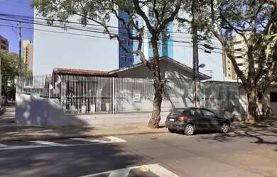 Imagem: A casa possui 4 Dormitórios, 2 Banheiros, 2 Vagas na garagem