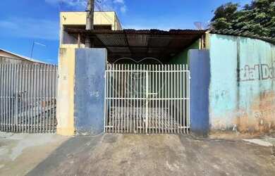 Imagem: A casa possui 3 Dormitórios, 1 Banheiro, 2 Vagas na garagem