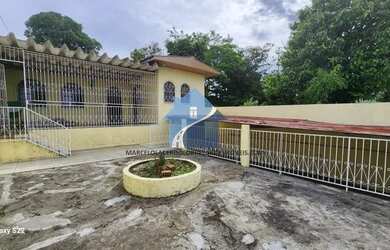 Imagem: A casa possui 3 Dormitórios, 2 Banheiros, 3 Vagas na garagem