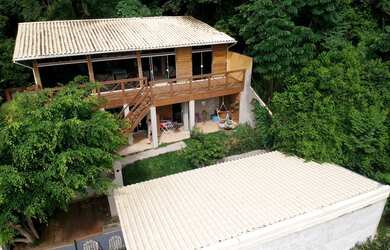 Imagem: A casa possui 3 Dormitórios, 3 Banheiros, 2 Vagas na garagem