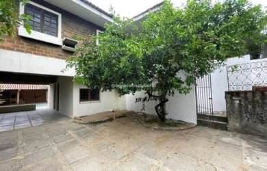 Imagem: A casa possui 3 Dormitórios, 2 Banheiros, 3 Vagas na garagem