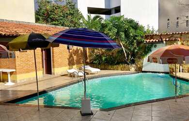 Imagem: A casa possui 5 Dormitórios, 5 Banheiros, 4 Vagas na garagem