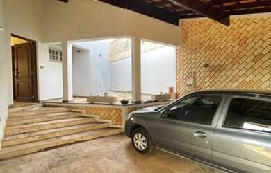 Imagem: A casa possui 3 Dormitórios, 1 Banheiro, 1 Vaga na garagem