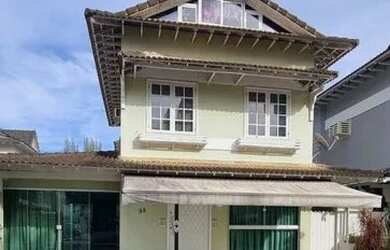 Imagem: A casa em condomínio possui 4 Dormitórios, 3 Banheiros, 2