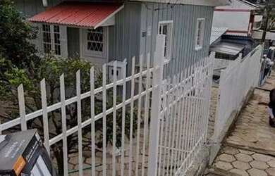 Imagem: A casa possui 3 Dormitórios, 1 Banheiro, 2 Vagas na garagem