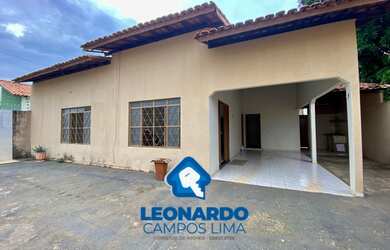 Imagem: A casa possui 3 Dormitórios, 2 Banheiros, 2 Vagas na garagem