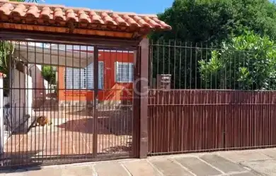 Imagem: A casa possui 2 Dormitórios, 3 Banheiros, 1 Vaga na garagem